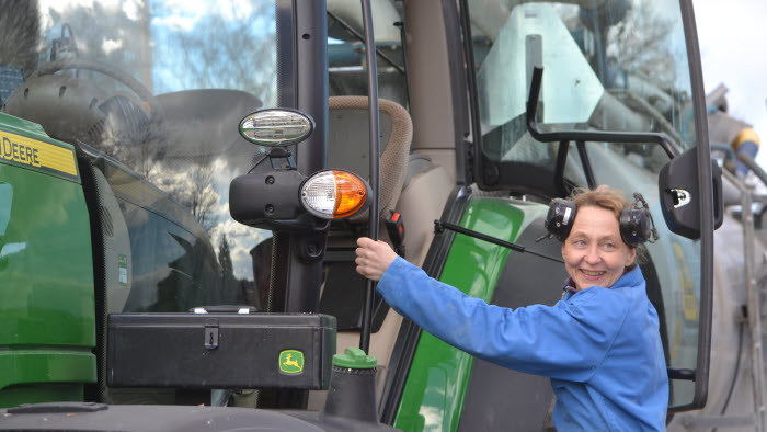 Jeanette Elander, Äs gård, på väg upp i en traktor