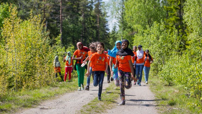 Skogskollo för tjejer en solig dag i Tomteboskogen utanför Umeå