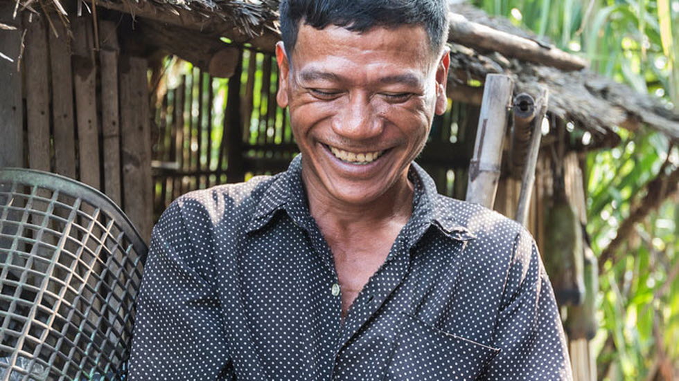 Bin Tek och hans familj bor på landsbygden i Kambodja. Familjen fick hjälp att starta en uppfödning med 20 kycklingar, nu har de sålt 100 och har ytterligare 100 kvar på gården. Fotograf: Nick Sells