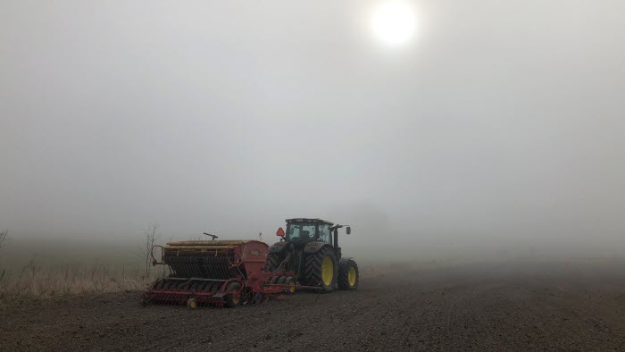 Traktor i dimma och vårsådd