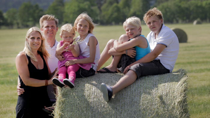 Familjen Nilsson/Andersson som driver Garaute gÃ¥rd pÃ¥ Gotland bestÃ¥r av\nmamma Jenny Andersson pappa Kjell Nilsson med barnen Alva 2 Ã¥r ,Erik 9 Ã¥r Edvin 10 Ã¥r och Aton 13 Ã¥r.