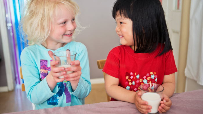Femåringar dricker mjölk
