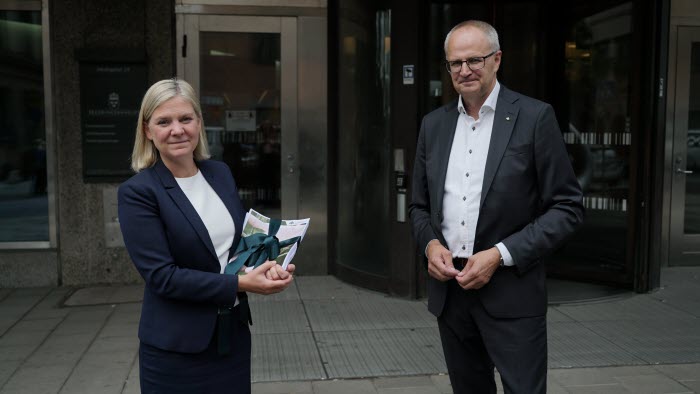 Magdalena Andersson tar emot de 40 000 namnunderskrifter som LRF samlade ihop på drygt en vecka i Rädda den svenska maten-kampanjen.