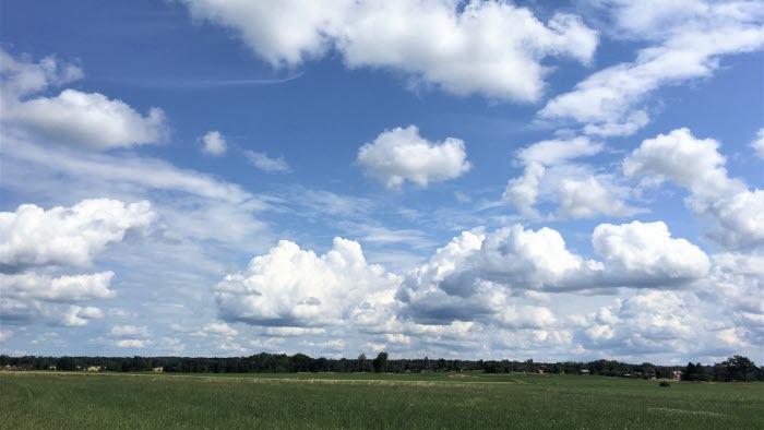 blå himmerl och åkrar i Östergötland