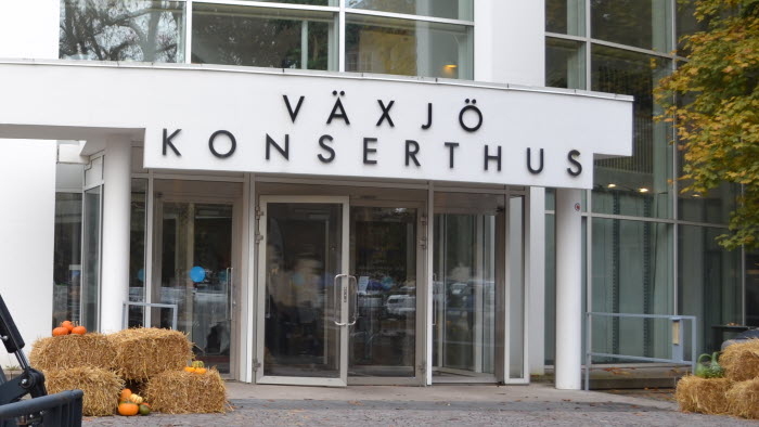 Traktor utanför Växjö konserthus