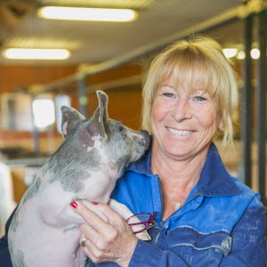 Margareta Åberg håller i gris